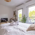 Bright And Charming Studio Next To The Tram